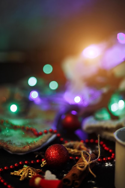 Nouvel an, Noël, concept d'hiver. Perles rouges, boules sur fond noir avec pull et guirlande