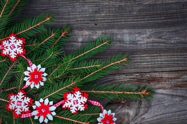 Nouvel An et Noël fond en bois avec des décorations