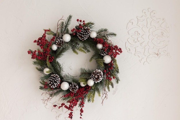 Nouvel An Noël fond Décor du Nouvel An sur un tableau blanc sapins décoratifs cadeau et maison blanche Vue de face