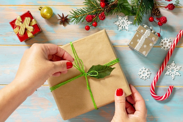 Nouvel An ou Noël présente un ruban enveloppé à plat Célébration des coffrets cadeaux faits à la main Mise à plat