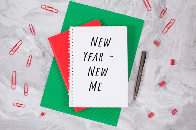 Photo nouvel an - nouveau moi et cahier sur une table. concept d'inspiration, motivation de nouvel an, mise à plat