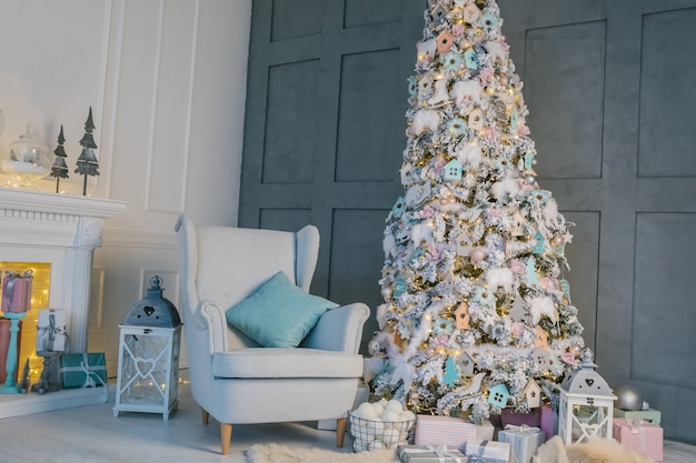 Photo nouvel an et salle de décoration de noël interier. sapin de noël et fauteuil