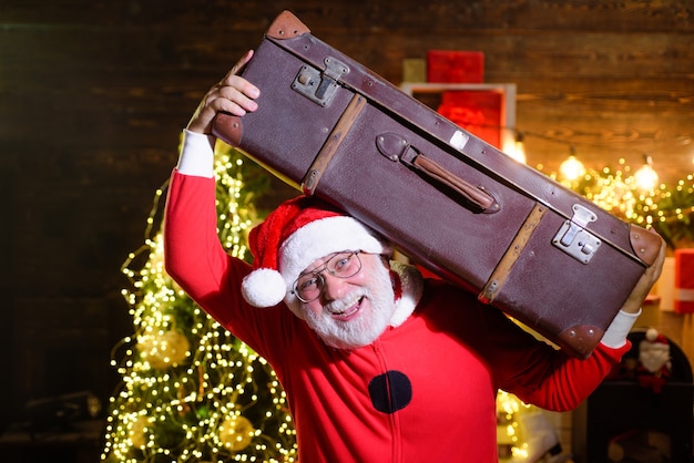 Nouvel an voyage santa claus tenir valise vacances de Noël voyage voyage touristique vacances santa man