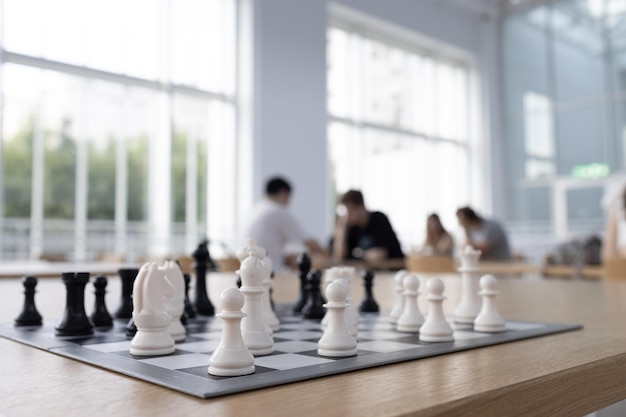 Nouvel échiquier avec des pièces d'échecs sur table pour le jeu