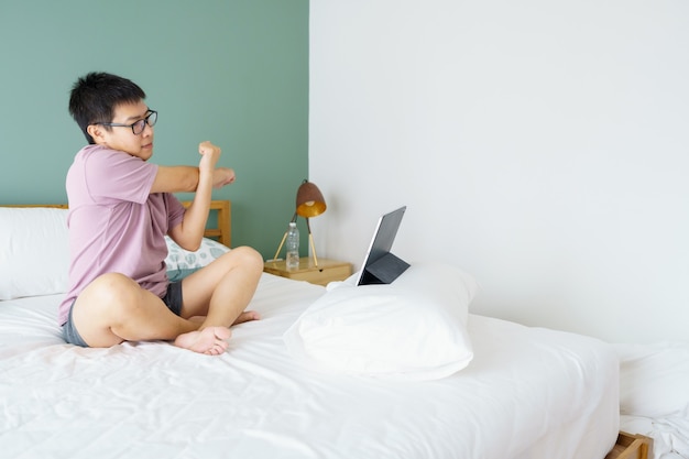 Nouvel entraînement normal à la maison Un homme asiatique, âgé de 35 à 40 ans, à la peau brune, exercice à domicile. exerçant