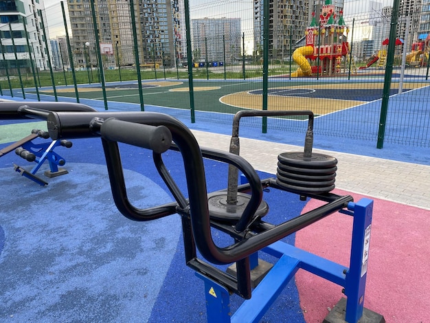 Photo nouvel entraîneur de jambe de fitness sport bleu moderne sur un terrain d'entraînement à l'extérieur en plein air