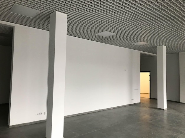 Nouvel espace de bureau vide après réparation prêt à louer pour les entreprises