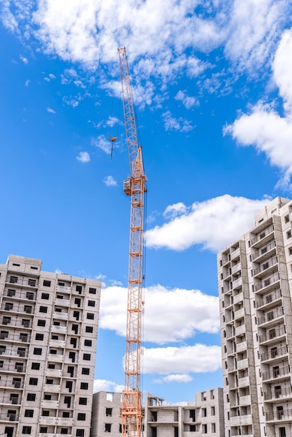 Nouvel immeuble de grande hauteur et grue de levage