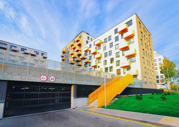 Nouvel immeuble résidentiel moderne avec garage et parking.