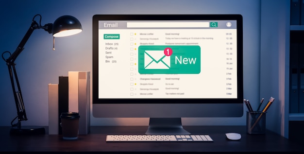 Photo nouvelle alerte e-mail sur ordinateur, message de connexion de communication aux lettres mondiales sur le lieu de travail.