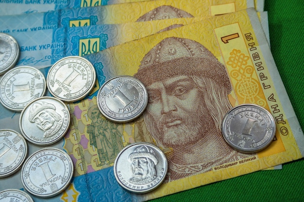 Nouvelle et ancienne pièce Une hryvnia en Ukraine