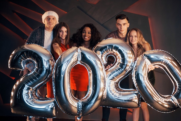 La nouvelle année 2020 arrive. Groupe d'amusement de jeunes multinationales lors d'une fête. Bonne année
