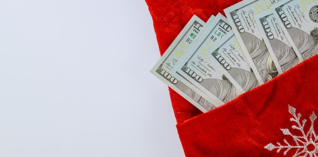 Nouvelle année et joyeux Noël avec nous argent en dollars dans un sac rouge