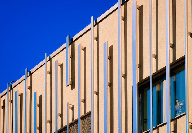 Nouvelle architecture de ville de bâtiment moderne en verre d'appartement résidentiel à Rogaska Slatina, Slovénie. Extérieur de façade de luxe. Construction de conception de maison immobilière. Fond de ciel bleu et fenêtres