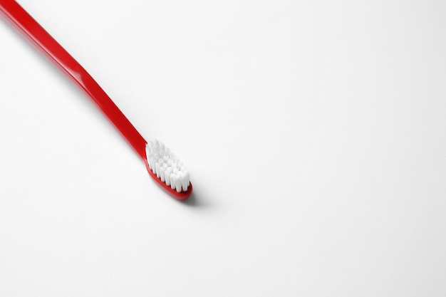 Nouvelle brosse à dents sur fond blanc