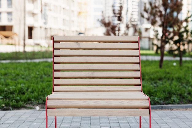 Nouvelle chaise en bois sur la rue