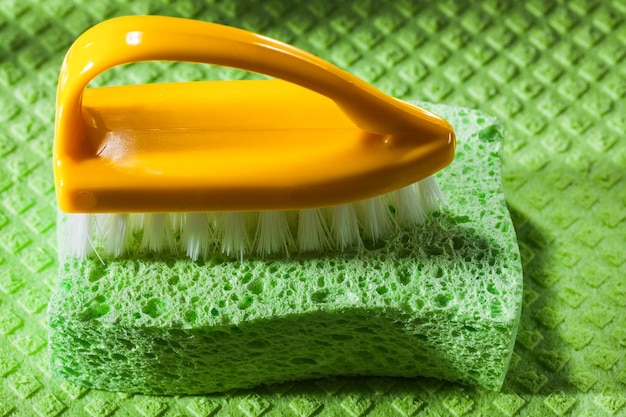 Photo nouvelle éponge brosse en plastique sur torchon