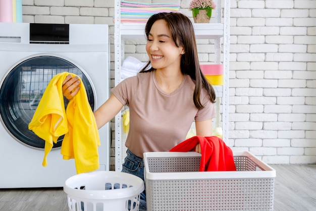 Nouvelle femme de chambre Se battre pour nettoyer la maison