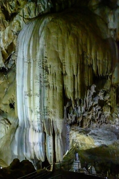 Photo nouvelle grotte d'athos avec des stalactites et des stalagmites en abkhazie