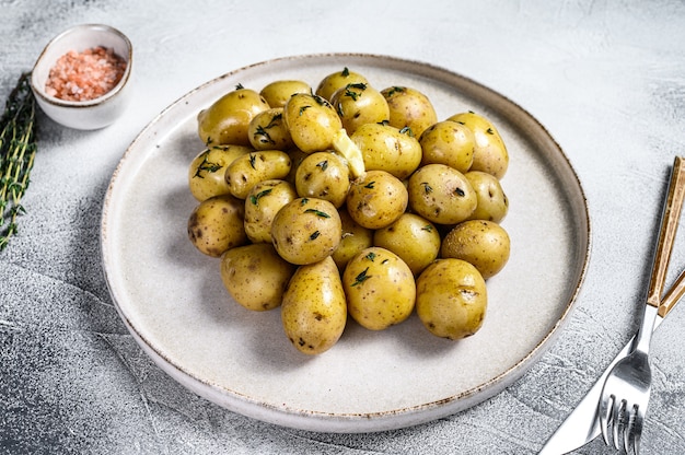 Nouvelle jeune pomme de terre bouillie au beurre