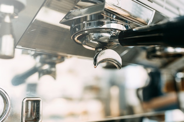 Une nouvelle machine à café brillante dans un café. Support et buse dans la machine à café.