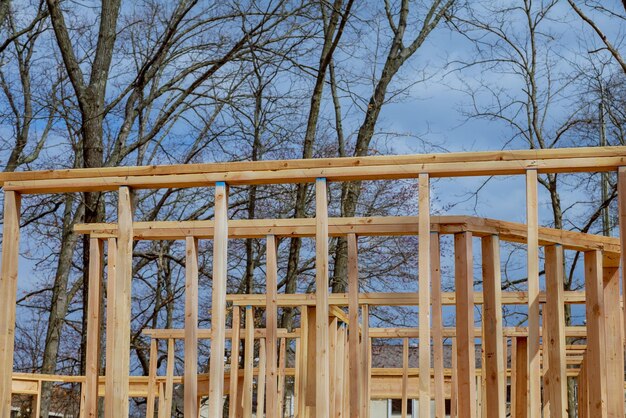 Une nouvelle maison de construction encadrée contre un ciel bleu