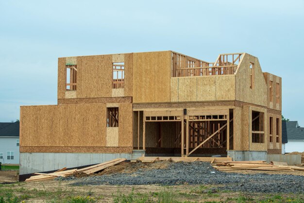 Nouvelle maison de construction résidentielle encadrant un ciel bleu