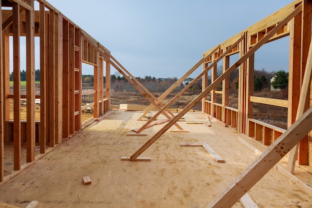 Nouvelle maison de construction résidentielle encadrant le ciel bleu