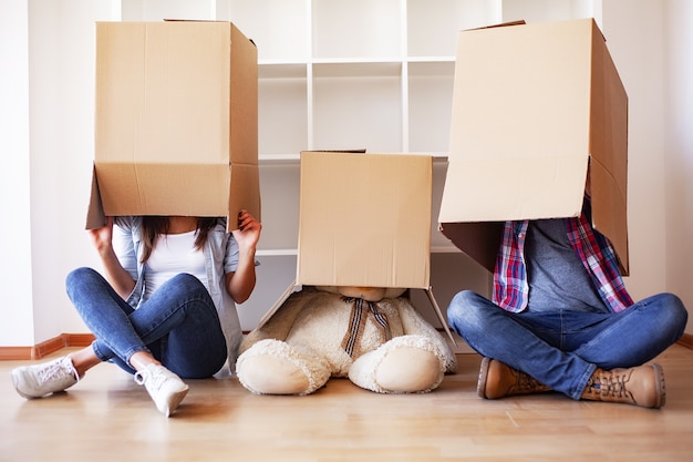 Nouvelle maison. Drôle jeune couple profiter et célébrer le déménagement dans une nouvelle maison. Couple heureux dans une pièce vide de la nouvelle maison