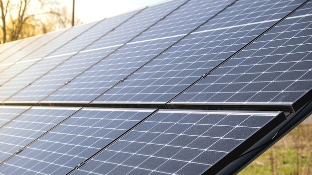 Nouvelle maison écologique avec panneaux solaires Alternative à l'énergie conventionnelle La batterie est chargée à partir d'une cellule solaire Publicité Énergie verte Vie durable Renouvelable
