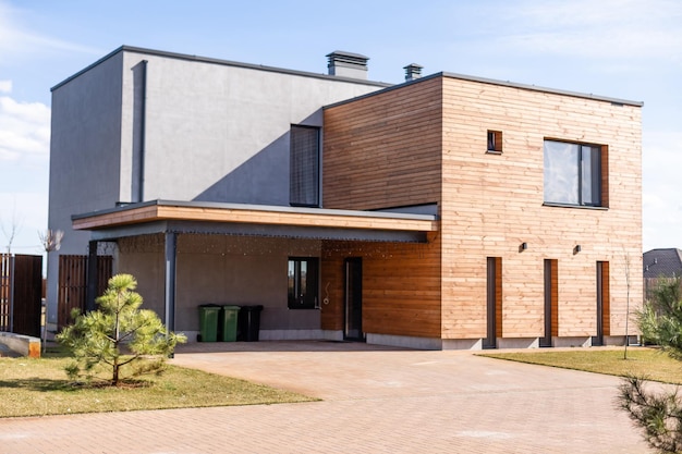 Une nouvelle maison avec un jardin dans une zone rurale.