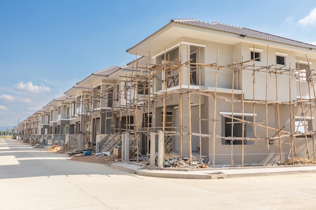 Nouvelle maison résidentielle de construction en cours au développement de lotissement de chantier