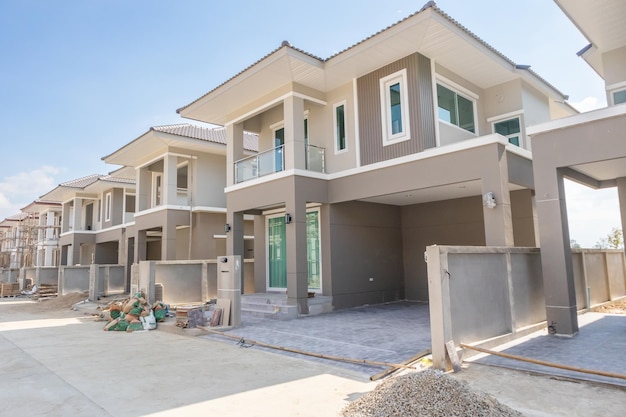 Nouvelle maison résidentielle de construction en cours au développement de lotissement de chantier