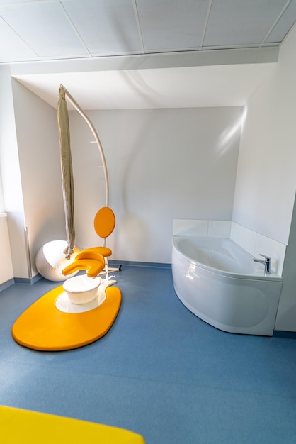 Nouvelle maternité moderne. Intérieur de la salle de soins pour bébés.