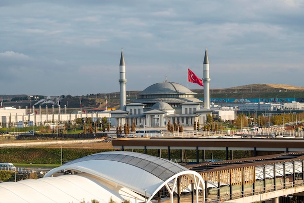 Nouvelle mosquée atypique moderne près de l'aéroport d'Istanbul Havalimani en Turquie