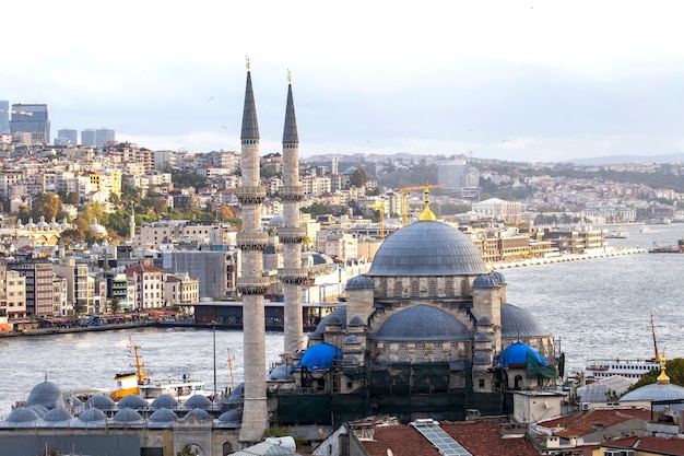 Nouvelle mosquée avec détroit du Bosphore et ville, Istanbul, Turquie