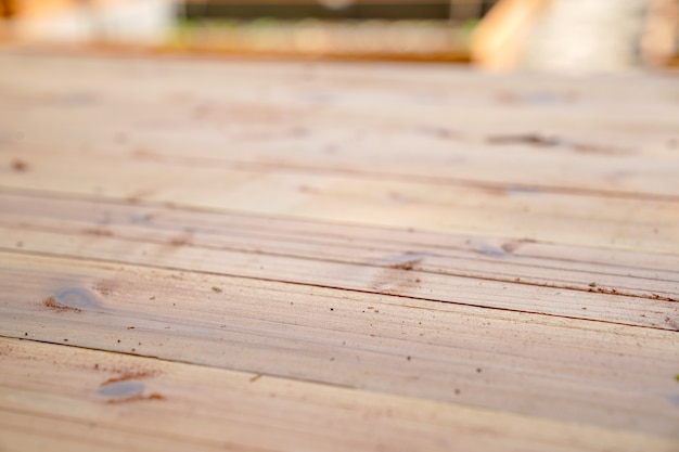 Nouvelle plaque en bois sale avec de la poussière dessus dans le jardin extérieur.