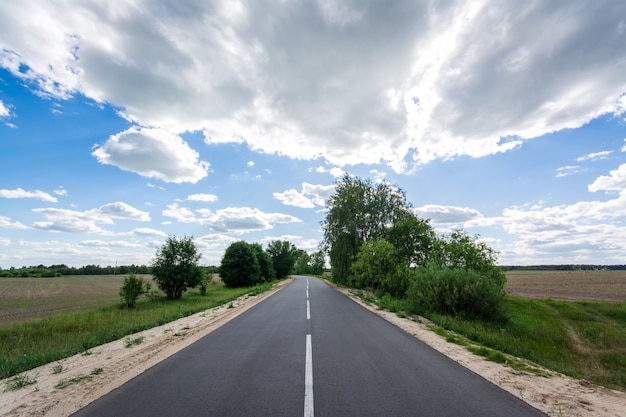 Nouvelle route goudronnée au milieu de nulle part