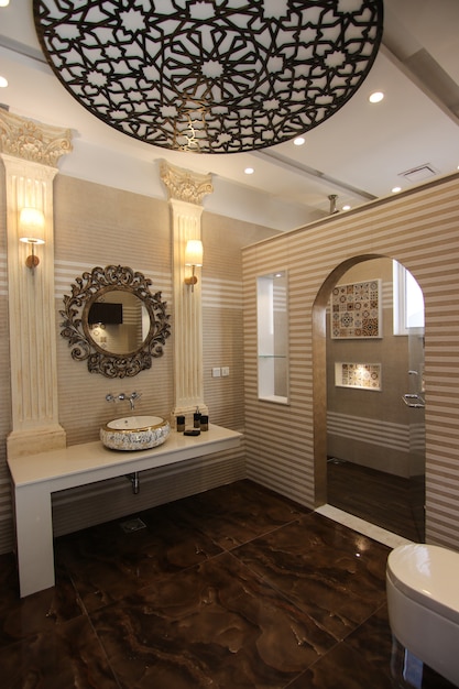 Nouvelle salle de bain de luxe classique