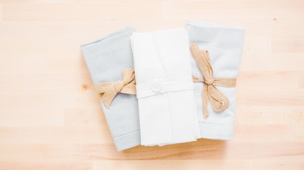 Photo nouvelle serviette de table en lin sur table en bois.