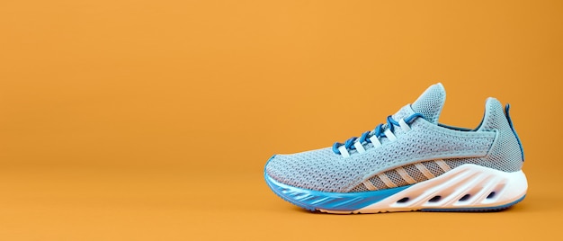 Nouvelle sneaker ou entraîneur de course sans marque sur fond orange Chaussures de sport pour hommes