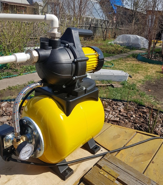 Nouvelle station de pompage d'eau station automatique domestique avec capteur de pression couleur jaune Application de maison de campagne maison de village