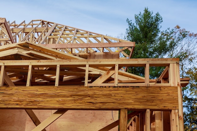 Nouvelle toiture avec charpente en bois pour la construction de maisons.