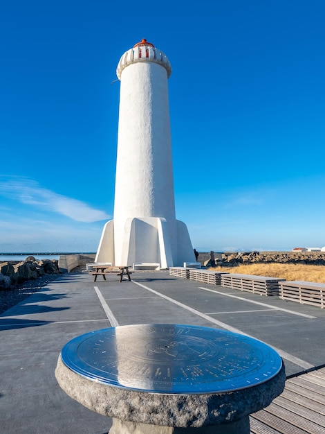 La nouvelle tour active du phare d'Akranes à l'extrémité de la péninsule de la ville sous le ciel bleu de l'Islande