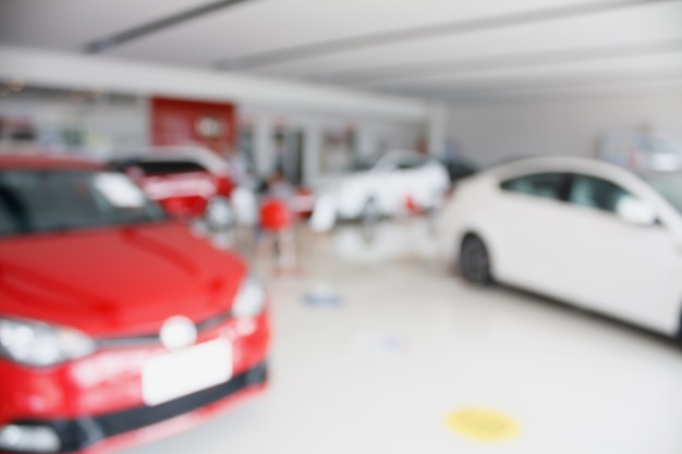 Nouvelle voiture chez nouveau concessionnaire de salle d'exposition de voiture floue