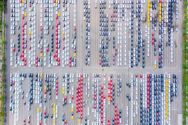 Nouvelle voiture colorée alignée à l'usine automobile