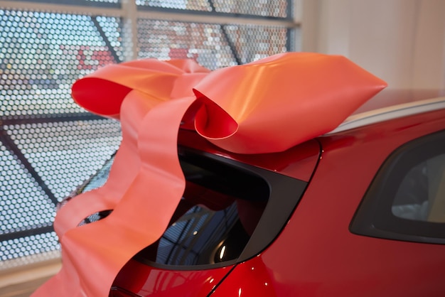 La nouvelle voiture est enveloppée dans un beau concept cadeau arc rouge