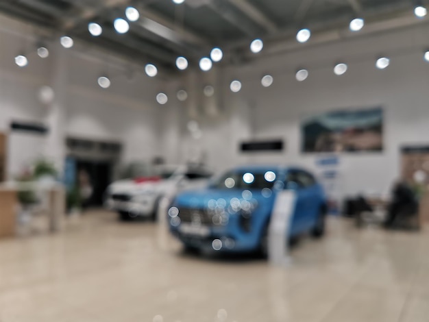 Photo une nouvelle voiture floue garée dans une salle d'exposition moderne en attente de vente.