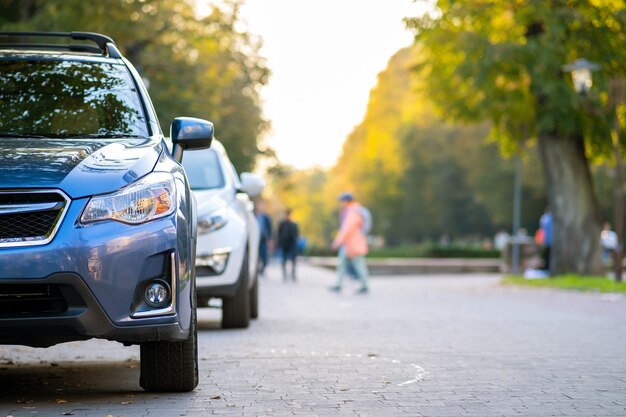 Nouvelle voiture propre garée sur une rue de la ville.