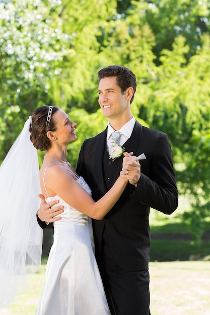 Nouvellement marié couple dansant le jour du mariage